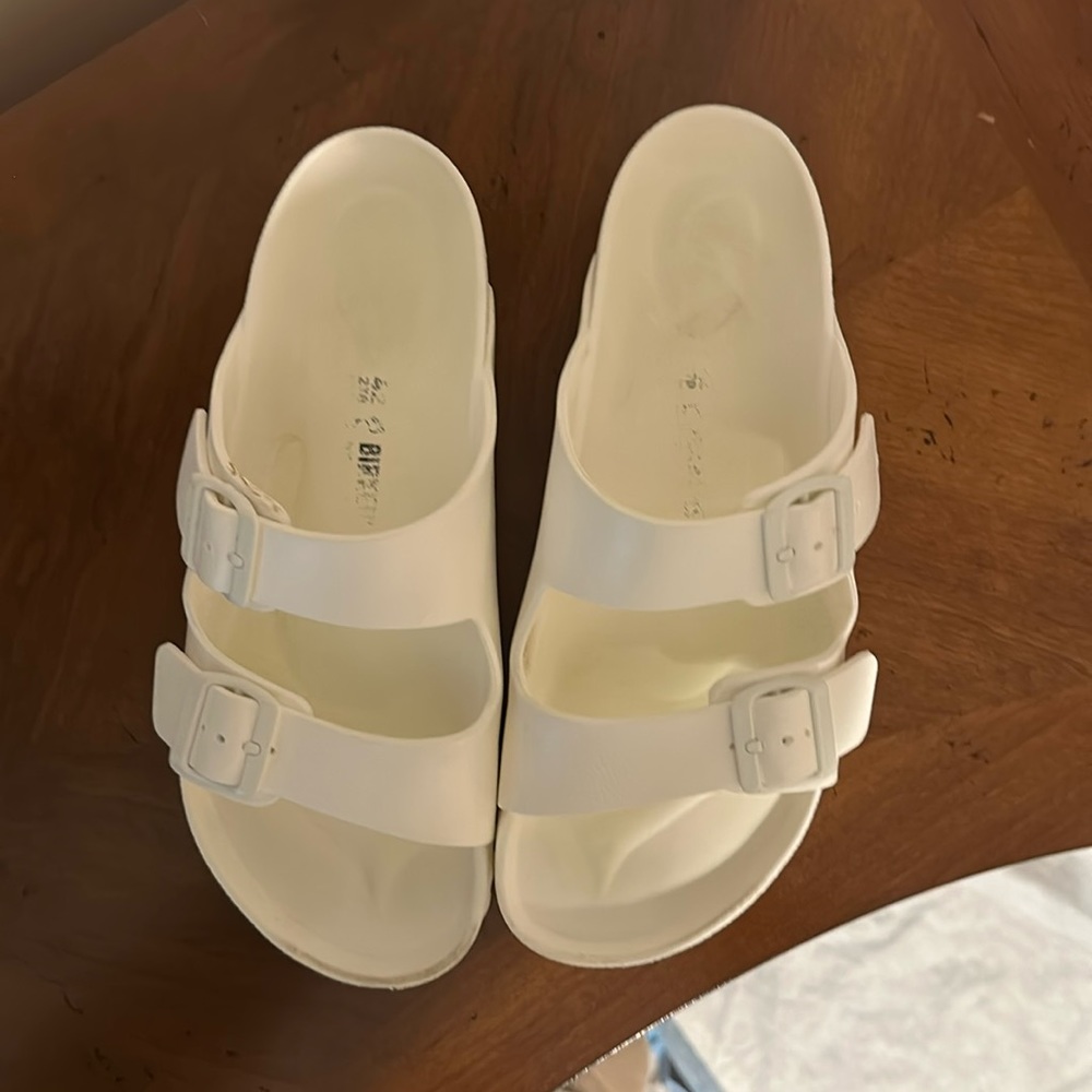 Birkenstock White Arizona sandals in size 11.